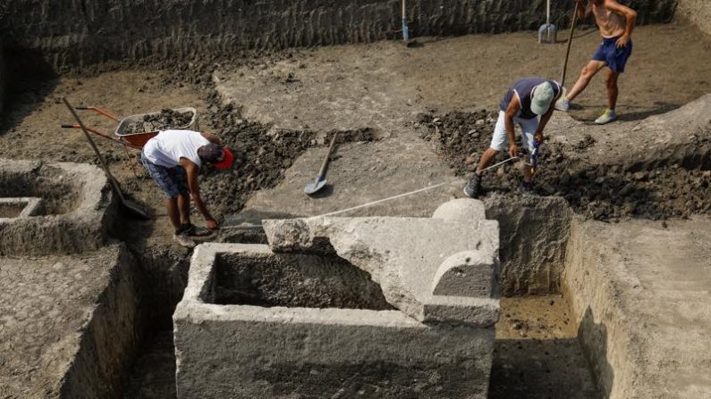 セルビアの古代ローマ都市で無傷の石棺発見、遺骨と装飾品も
