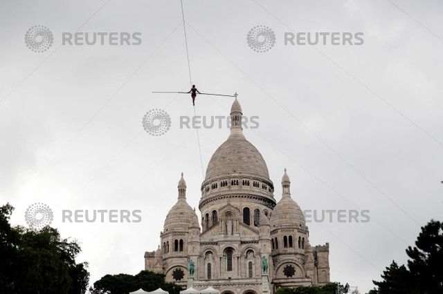 パリで命綱なしで地上35メートルの綱渡り、数百人が見守る
