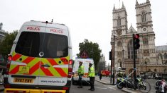 英国会議事堂前で車が突っ込み2人負傷、男1人を逮捕
