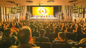 「もう圧巻！」…中学校ダンス部の顧問と生徒130人以上で観賞 神韻大阪公演が開幕　