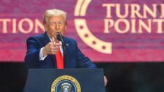 カーク氏追悼式 トランプ氏「信仰を米国に取り戻す」